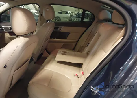 2010 Jaguar Xf Premium из США, поврежденный, VIN SAJWA0GB0ALR75954